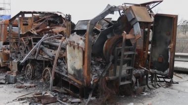 Rus askerlerinin askeri araçları nehrin karşısındaki köprüde yakıldı. Roketler ve mayınlar çarptıktan sonra arabalar. Paslı arabalar. Yanmış araba parçaları.