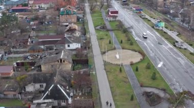 Yıkılmış ve yanmış evlerin havadan görüntüsü. Evler Rus askerlerinin roketleri ya da mayınlarıyla yıkıldı..