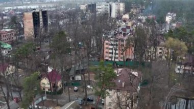 Yıkılmış ve yanmış evlerin havadan görüntüsü. Evler Rus askerlerinin roketleri ya da mayınlarıyla yıkıldı..