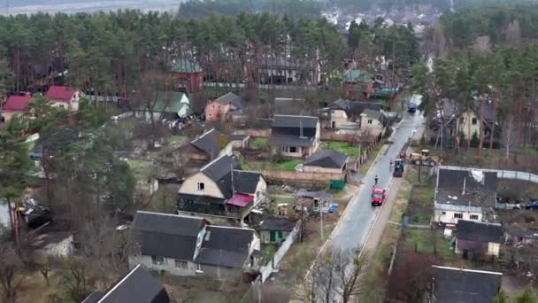 Yıkılmış Yanmış Evlerin Havadan Görüntüsü Evler Rus Askerlerinin Roketleri Mayınlarıyla — Stok video