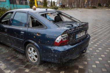 Irpin, Kyev bölgesi Ukrayna - 09.04.2022: Rus işgalinden sonra Ukrayna şehirleri. Irpin sokaklarında. Arabalara ateş etti. Irpin, Bucha, Gostomel.