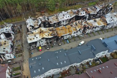 Hostomel, Kyev bölgesi Ukrayna - 09.04.2022: Yıkılmış ve yanmış evlerin üst görüntüsü. Evler roketler ya da Rus askerlerinin mayınlarıyla yıkıldı. Rus işgalinden sonra Ukrayna şehirleri.