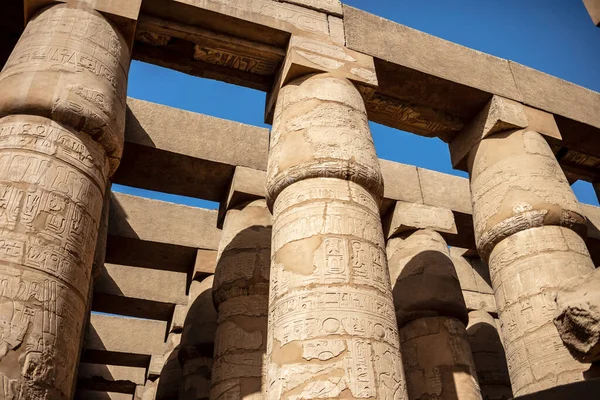 Karnak tapınağındaki duvarlarda ve sütunlarda farklı hiyeroglifler var. Karnak tapınağı eski Mısır 'daki en büyük kompleks..