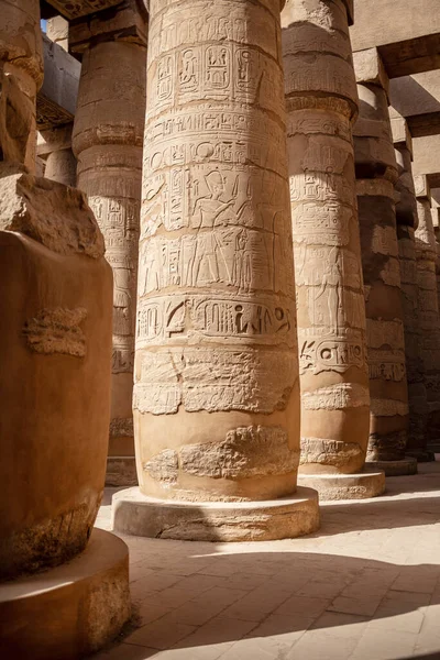 Karnak tapınağındaki duvarlarda ve sütunlarda farklı hiyeroglifler var. Karnak tapınağı eski Mısır 'daki en büyük kompleks..