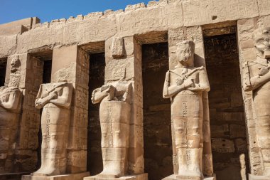 Antik Mısır firavunlarının ve tanrılarının heykelleri. Duvarlarda çeşitli hiyeroglifler var. Karnak tapınağı eski Mısır 'daki en büyük kompleks..