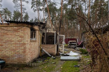 Irpin, Kyev bölgesi Ukrayna - 09.04.2022: Rus işgalinden sonra Ukrayna şehirleri. Irpen sokaklarında yıkılan binalar. Kırık, kabuklu camlar. Füzeler tarafından vurulduktan sonra binalar.