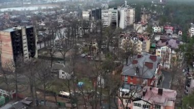 Yıkılmış ve yanmış evlerin havadan görüntüsü. Evler Rus askerlerinin roketleri ya da mayınlarıyla yıkıldı..