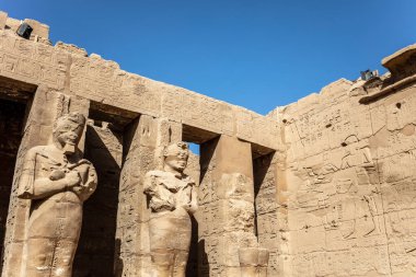 Antik Mısır firavunlarının ve tanrılarının heykelleri. Duvarlarda çeşitli hiyeroglifler var. Karnak tapınağı eski Mısır 'daki en büyük kompleks..