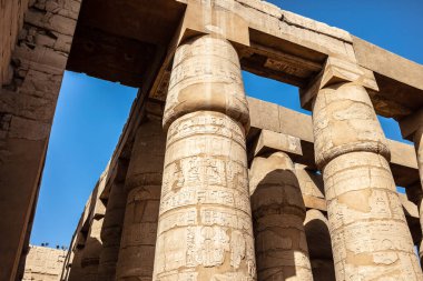 Karnak tapınağındaki duvarlarda ve sütunlarda farklı hiyeroglifler var. Karnak tapınağı eski Mısır 'daki en büyük kompleks..