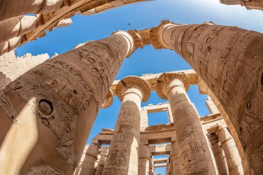 Karnak tapınağındaki duvarlarda ve sütunlarda farklı hiyeroglifler var. Karnak tapınağı eski Mısır 'daki en büyük kompleks..