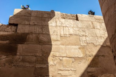 Karnak tapınağındaki duvarlarda ve sütunlarda farklı hiyeroglifler var. Karnak tapınağı eski Mısır 'daki en büyük kompleks..