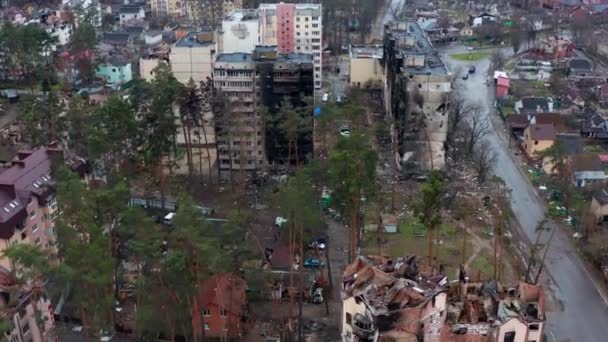 파괴되고 불태운 집들을 공중에서 수있었다 러시아 군인들의 로켓이나 광산으로 파괴되었다 — 비디오