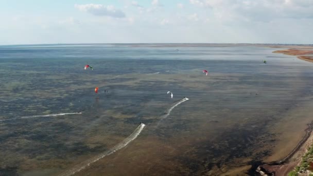 Folk Går Och Kitar Havet Vinden Bär Idrottaren Längs Havsvågorna — Stockvideo