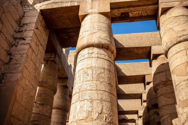 Karnak tapınağındaki duvarlarda ve sütunlarda farklı hiyeroglifler var. Karnak tapınağı eski Mısır 'daki en büyük kompleks..