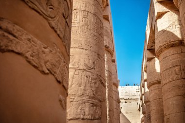 Karnak tapınağındaki duvarlarda ve sütunlarda farklı hiyeroglifler var. Karnak tapınağı eski Mısır 'daki en büyük kompleks..