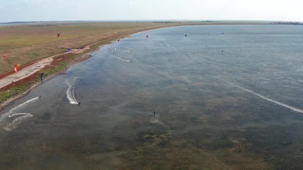 Gente Hacer Kitesurf Mar Viento Lleva Atleta Largo Las Olas — Vídeo de stock