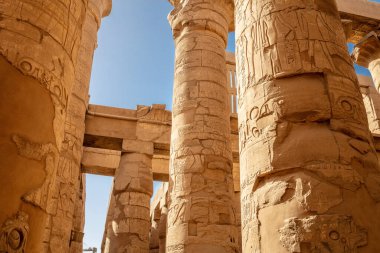 Karnak tapınağındaki duvarlarda ve sütunlarda farklı hiyeroglifler var. Karnak tapınağı eski Mısır 'daki en büyük kompleks..
