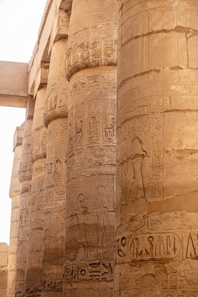 Различные иероглифы на стенах и колоннах в храме Карнака. Карнакский храм - самый большой комплекс в Древнем Египте.