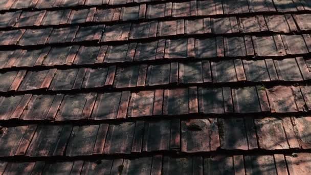 Piękny Czerwony Dach Stare Płytki Popękane Moss Płytkach Dach Domu — Wideo stockowe