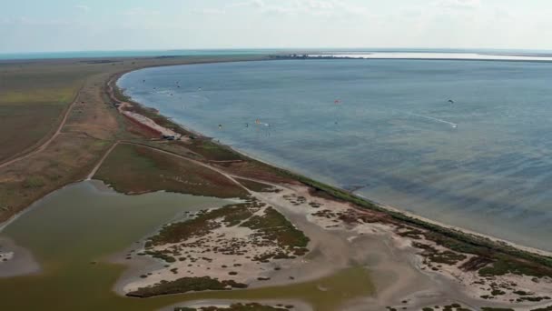 Folk Går Och Kitar Havet Vinden Bär Idrottaren Längs Havsvågorna — Stockvideo