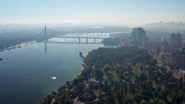Чудовий Політ Над Києвом Дніпром Сонце Відбивається Річці Туман Міст — стокове відео