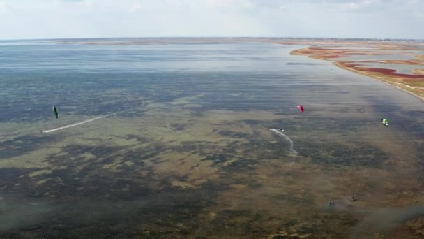 Ludzie Chodzą Kitesurfować Morzu Wiatr Niesie Sportowca Wzdłuż Fal Morskich — Wideo stockowe