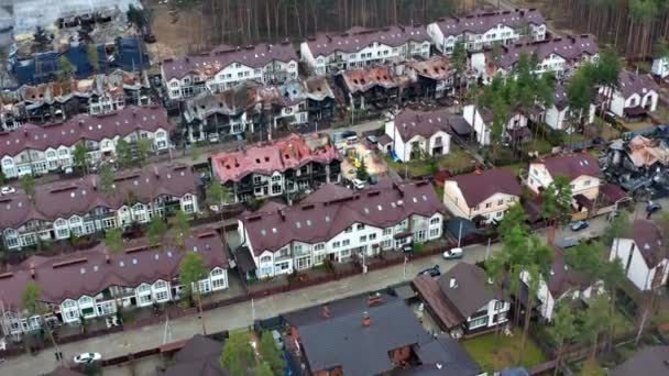 파괴되고 불태운 집들을 공중에서 수있었다 러시아 군인들의 로켓이나 광산으로 파괴되었다 — 비디오