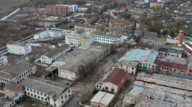 Yıkılmış ve yanmış evlerin havadan görüntüsü. Evler Rus askerlerinin roketleri ya da mayınlarıyla yıkıldı..