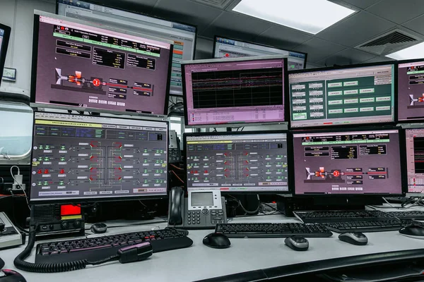 Procesbesturing System Monitoring Room Controlekamer Werk Aan Vele Monitoren Faciliteit — Stockfoto