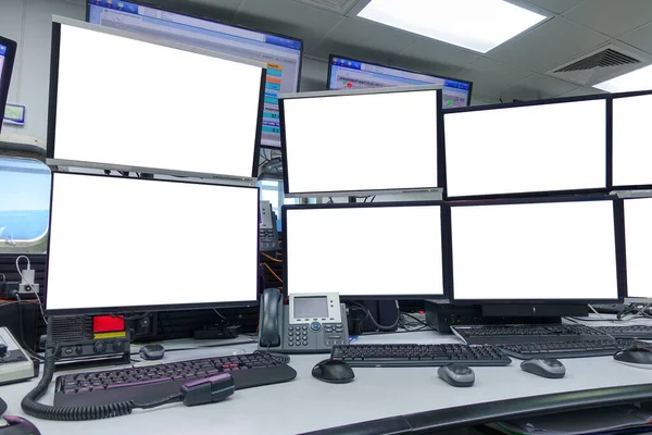 Gruppe Leerer Monitore Und Bildschirm Auf Dem Sicherheitstisch Oder Kontrollraum — Stockfoto