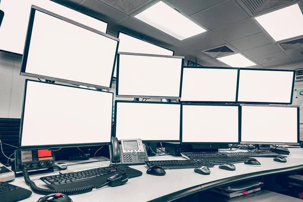 Gruppe Leerer Monitore Und Bildschirm Auf Dem Sicherheitstisch Oder Kontrollraum — Stockfoto