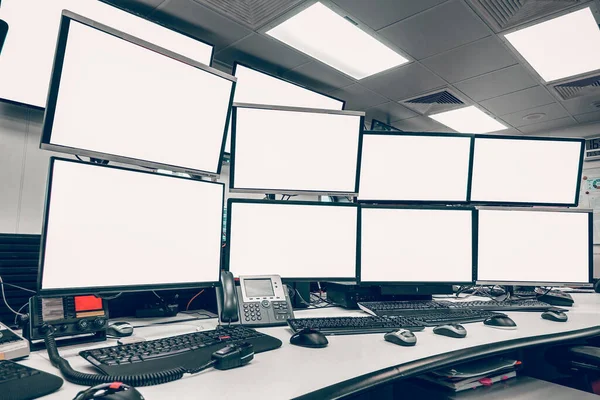 Grupo Monitores Blanco Pantalla Escritorio Seguridad Sala Control Para Proceso — Foto de Stock