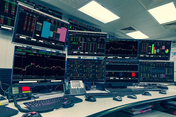 Visualización Cotizaciones Bursátiles Gráfico Sala Computadoras Del Monitor Con Equipos Imágenes de stock libres de derechos