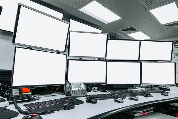 Gruppe Leerer Monitore Und Bildschirm Auf Dem Sicherheitstisch Oder Kontrollraum — Stockfoto