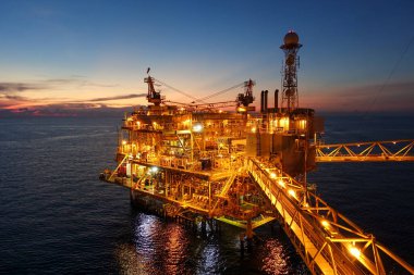 Exororation ve üretim petrol ve gaz güç enerji wolrd kavramının süre akşam içinde köprü ile offshore İnşaat Platformu.