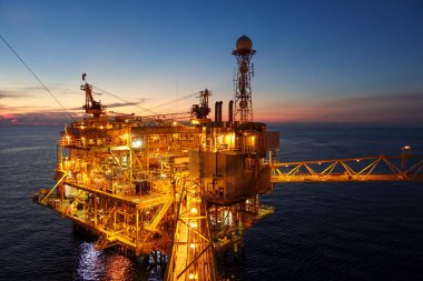 Exororation ve üretim petrol ve gaz güç enerji wolrd kavramının süre akşam içinde köprü ile offshore İnşaat Platformu.