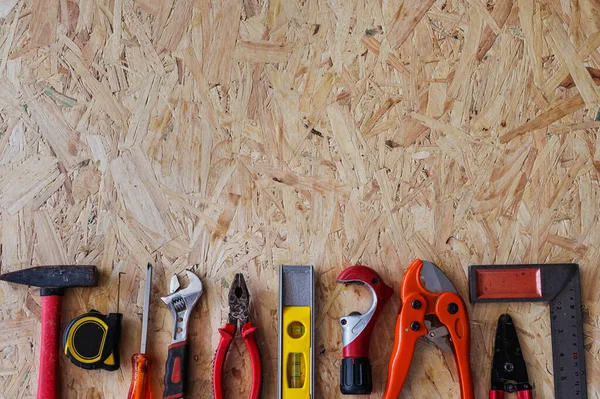 Farklı inşaat araçları ile ahşap Pano bakım ve reparing kavramı üzerinde ev yenileme için el aletleri.