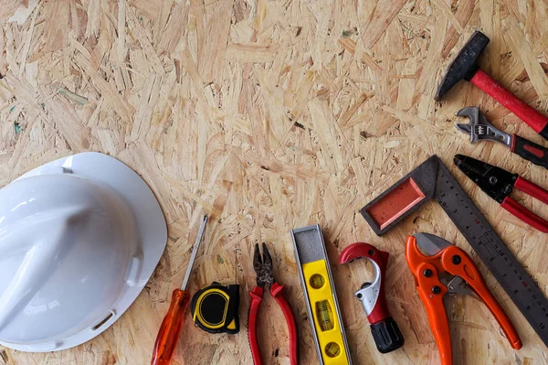 Farklı inşaat araçları ile ahşap Pano bakım ve reparing kavramı üzerinde ev yenileme için el aletleri.