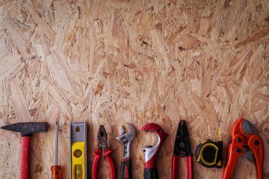 Farklı inşaat araçları ile ahşap Pano bakım ve reparing kavramı üzerinde ev yenileme için el aletleri.