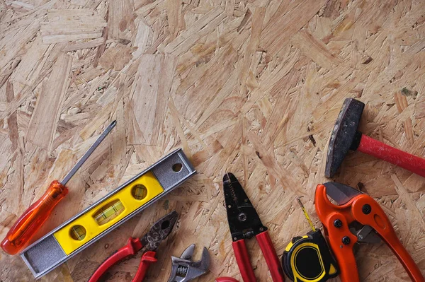 Farklı inşaat araçları ile ahşap Pano bakım ve reparing kavramı üzerinde ev yenileme için el aletleri.