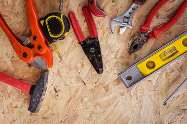 Tahta bakım ve onarım konseptinde ev yenileme için el aletleri olan farklı inşaat araçları