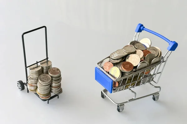 蓝色购物车中的许多硬币被白色背景和复制空间隔离 节约和投资的概念 — 图库照片