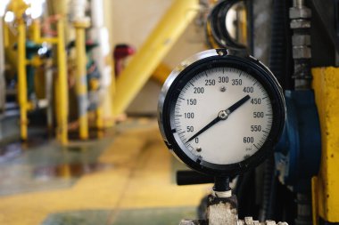 Endüstriyel santral, petrol ve gaz basınç göstergesi sanayi konsepti fabrikasında basınç ölçer.