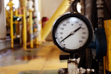 Endüstriyel santral, petrol ve gaz basınç göstergesi sanayi konsepti fabrikasında basınç ölçer.