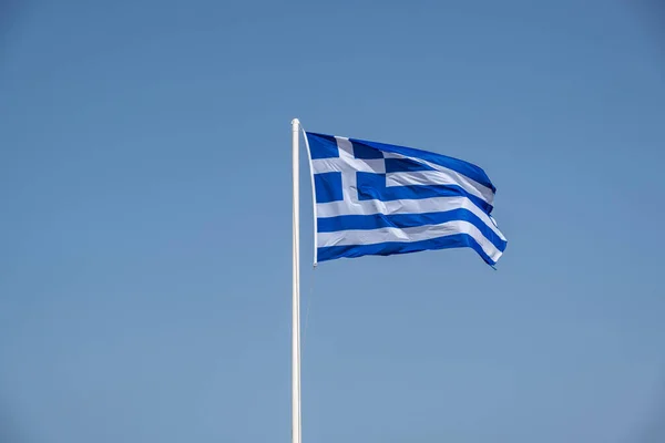 Grekland Underteckna Symbol Grekisk Flagga Flaggstången Viftar Vinden Klarblå Himmel — Stockfoto