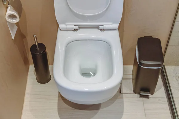 Toaletní Interiér Keramická Bílá Toaletní Mísa Otevřeným Víkem Černým Kartáčem — Stock fotografie