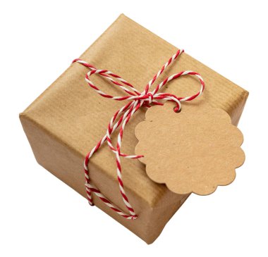Noel hediye kutusunda boş not kartı, kahverengi kraft kağıdından tatil hediyesi kırmızı çizgili iple bağlı beyaz arka planda izole edilmiş, manzaranın üstünde. Ev yapımı eko paketleme