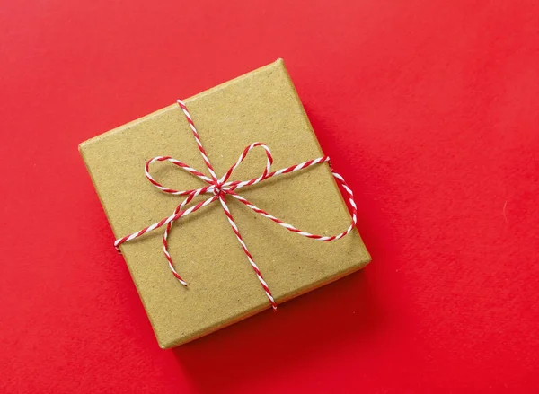 Caja Regalo Navidad Sobre Fondo Color Rojo Vista Superior Lazo —  Fotos de Stock