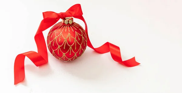 Kerstbal Bauble Met Gouden Glitter Gebonden Rood Lint Strik Traditionele — Stockfoto