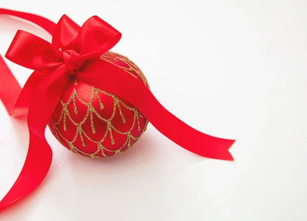 Kerstbal Bauble Met Gouden Glitter Gebonden Rood Lint Strik Traditionele — Stockfoto